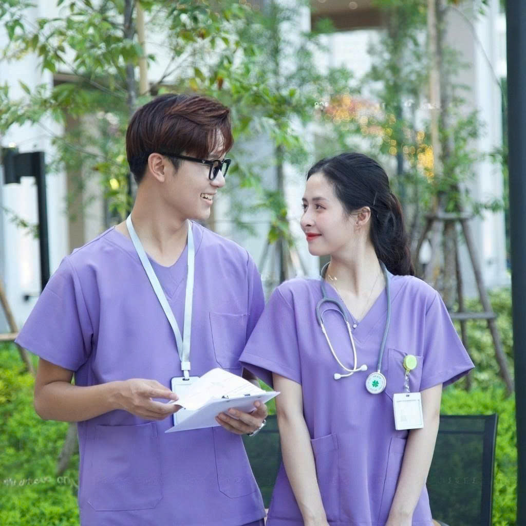  Bộ Scrubs Cổ Tim Màu Tím